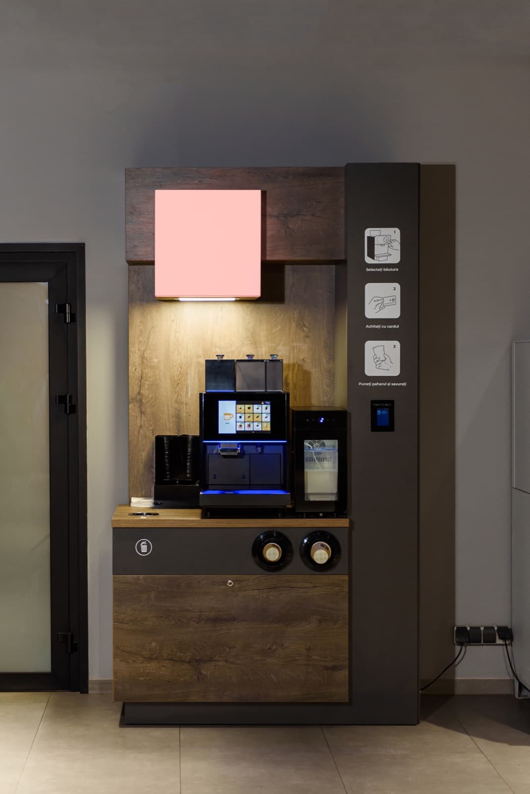 Colțul de cafea self-service cu espressorul Kalerm și frigiderul de lapte