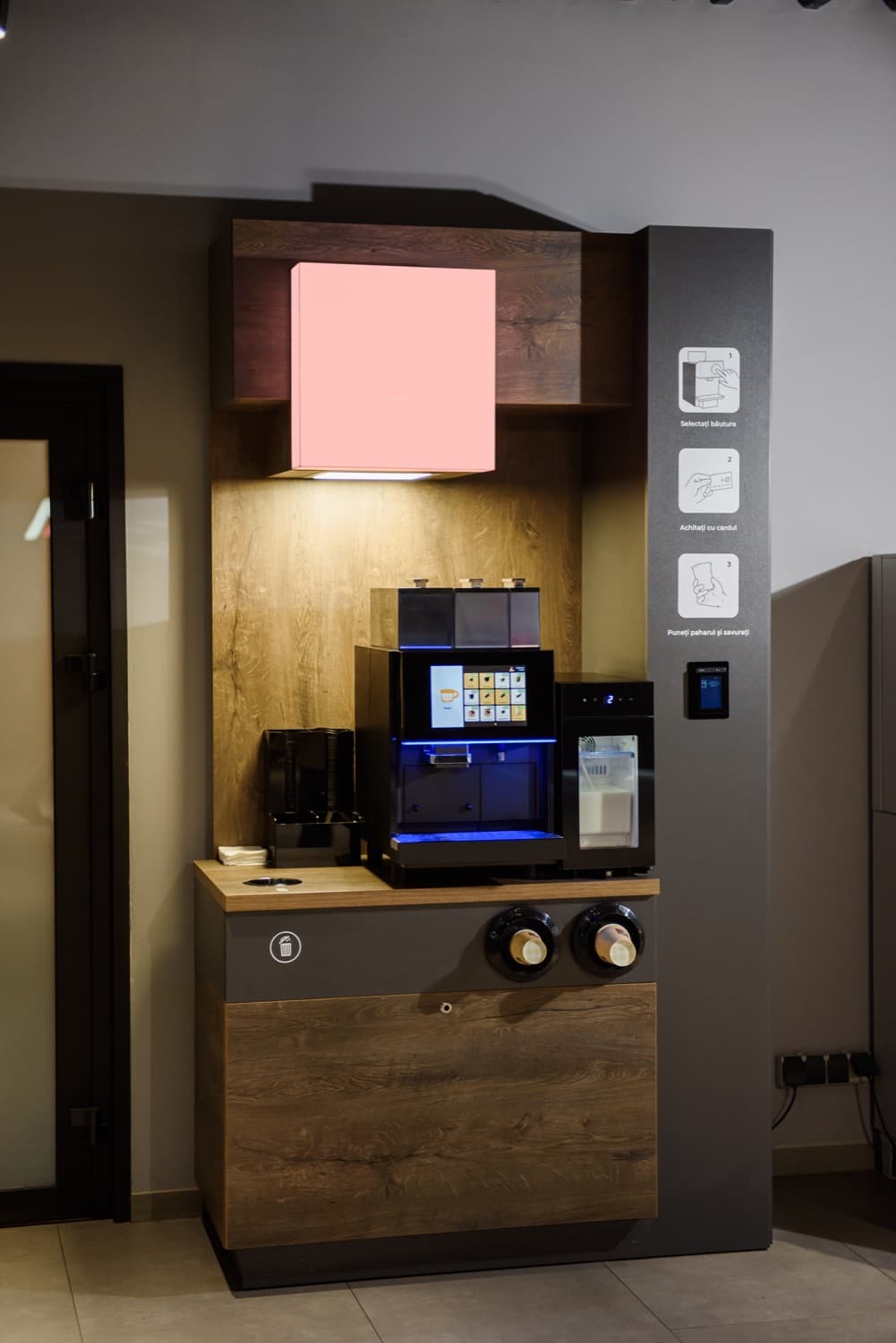 Colțul de cafea Coffee Corner amplasat într-un spațiu public