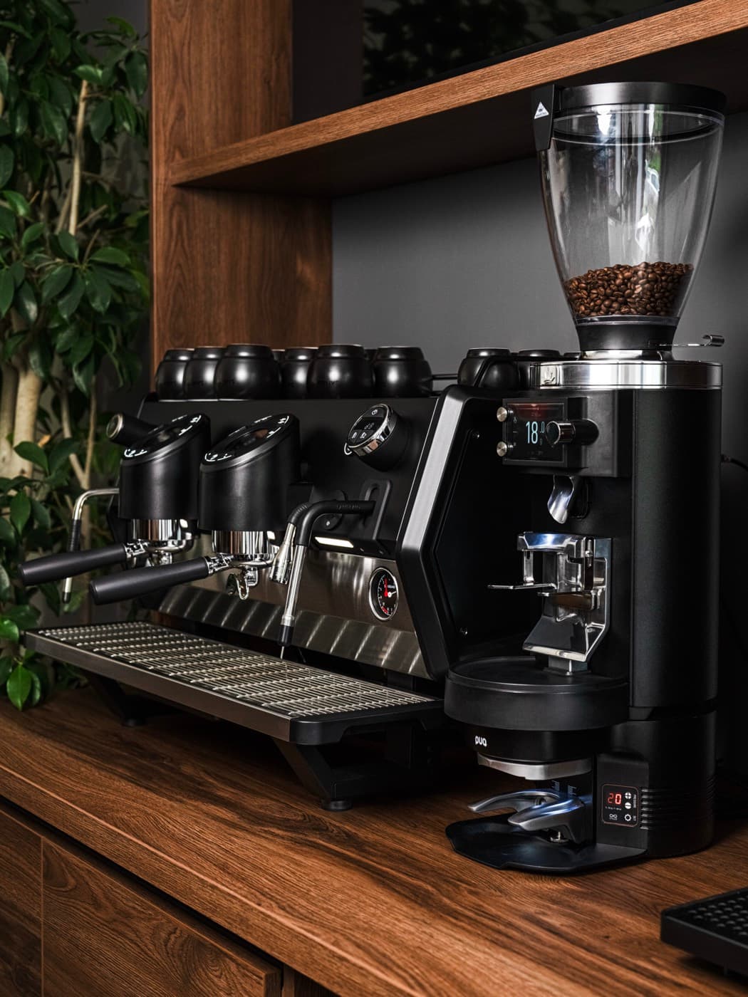 Sanremo D8 Pro și râșnița Mahlkönig pe blatul cafenelei