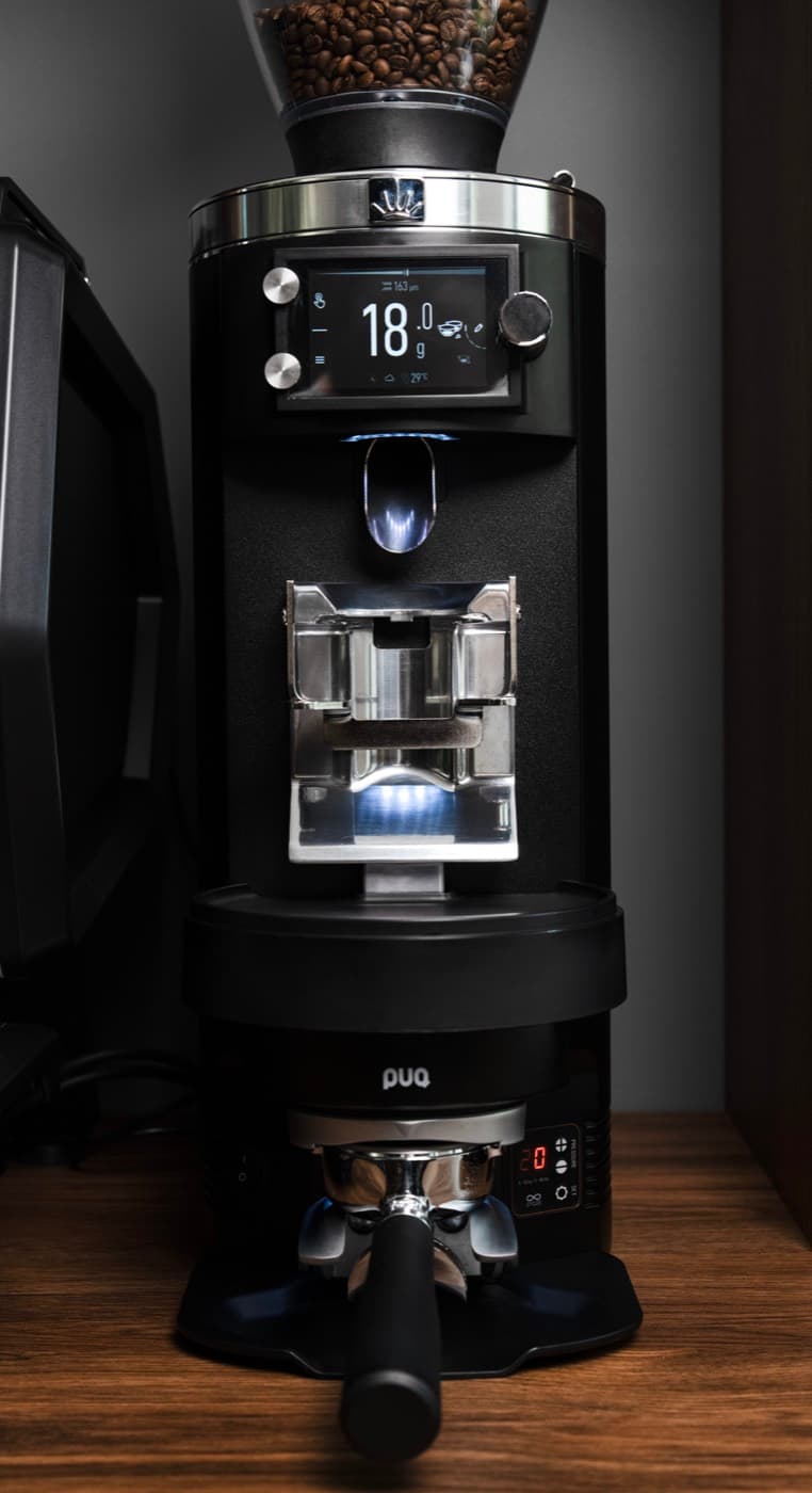 Râșnița Mahlkönig cu display digital și tamperul automat PUQ Press