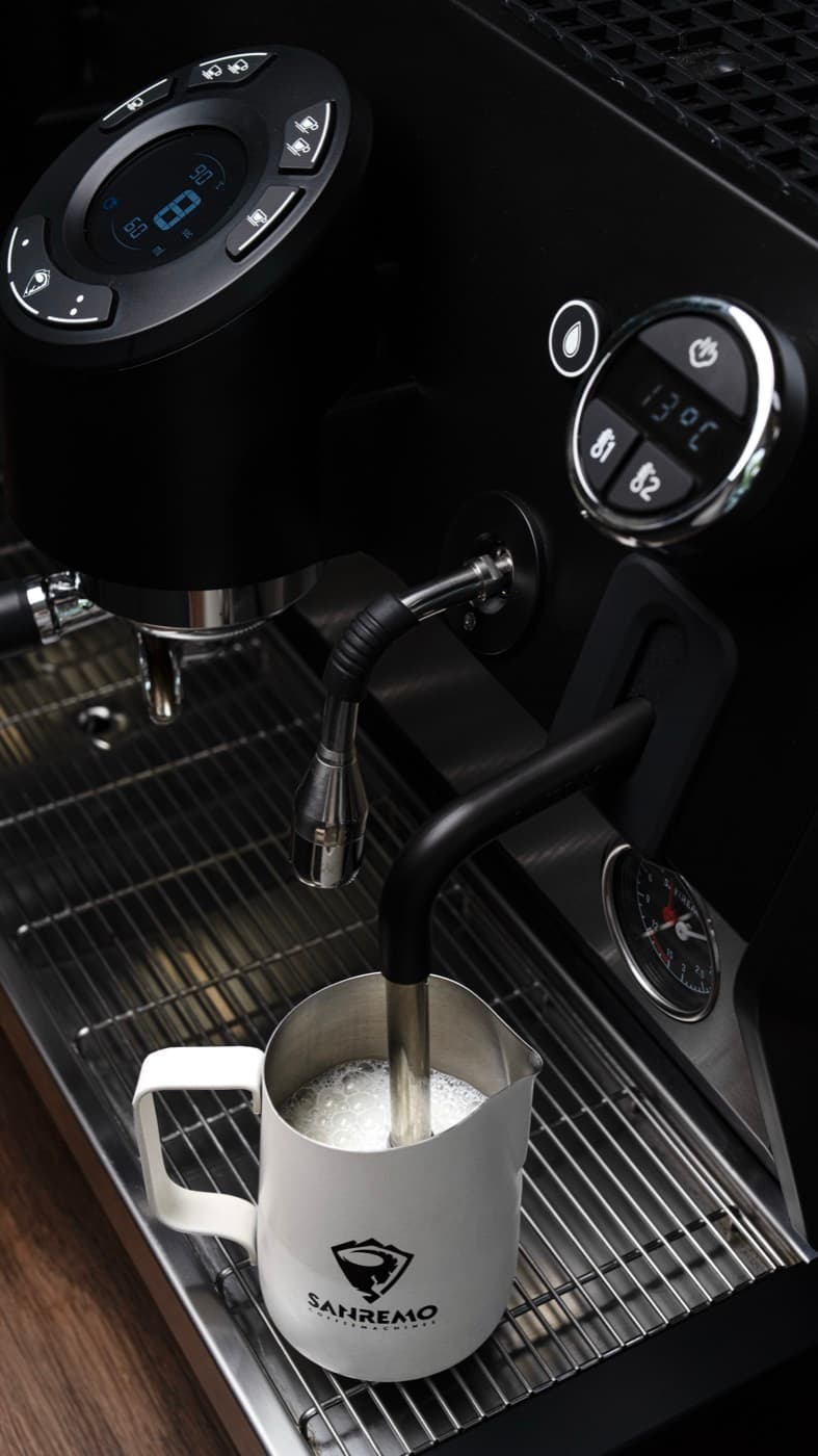 Spumarea laptelui cu sistemul de abur al Sanremo D8 Pro