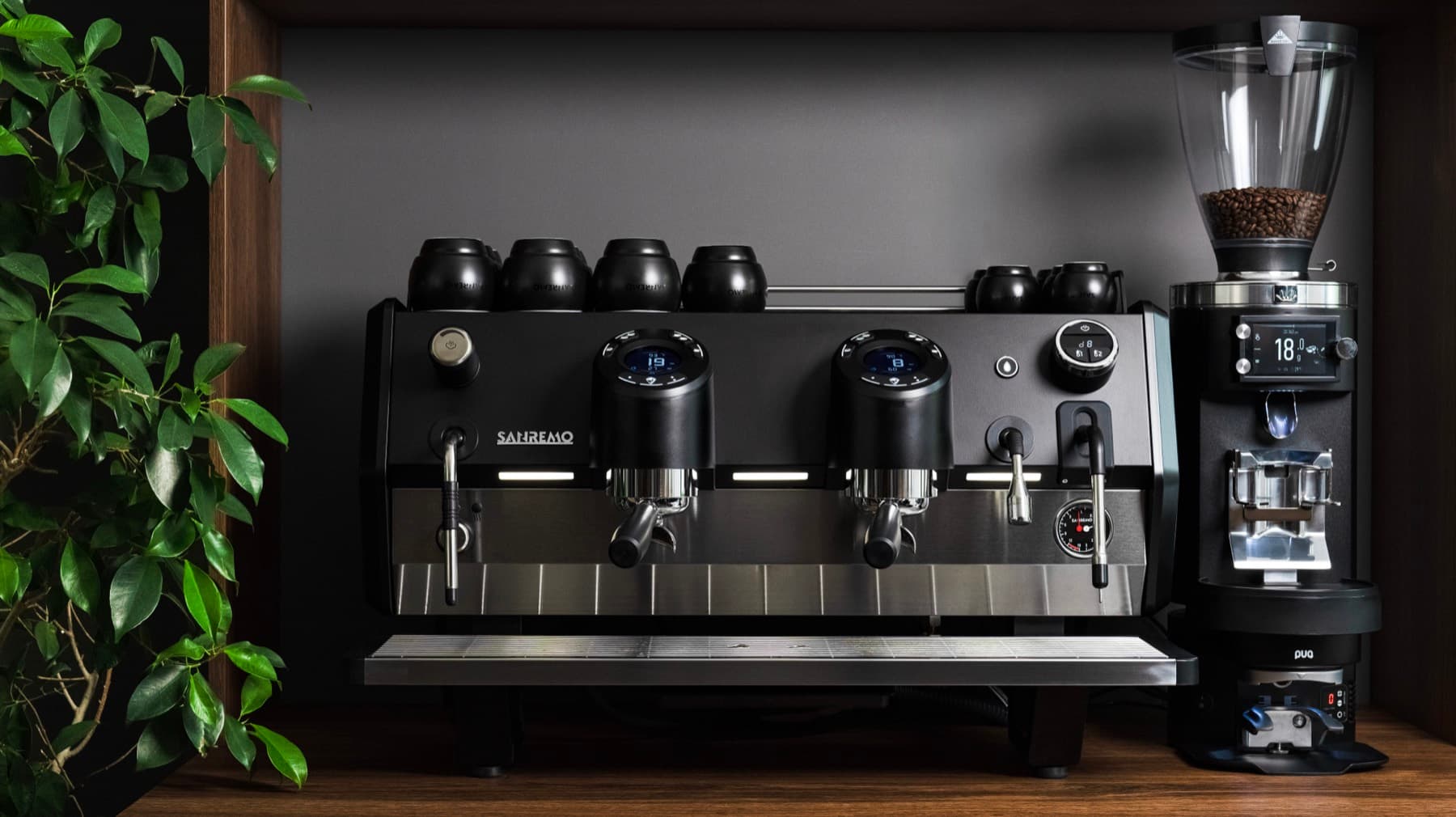Sanremo D8 Pro alături de râșnița Mahlkönig — setup complet